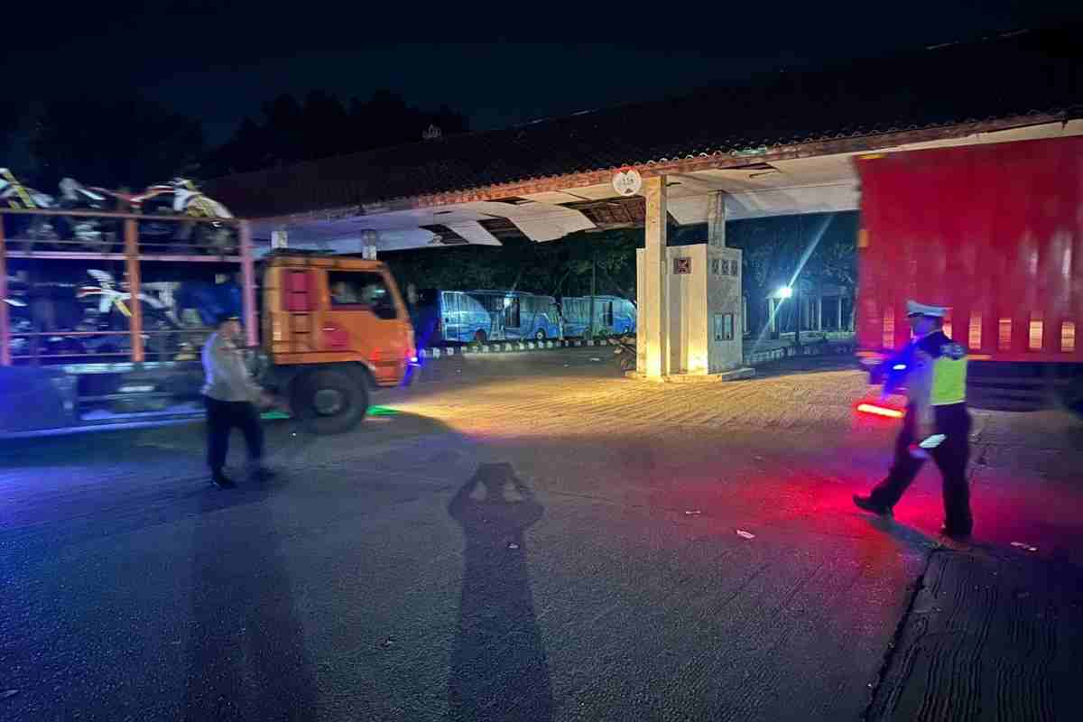 Tegas : 80 Truk ODOL Disikat Polisi di Km 12! Arus Balik Palembang Dijaga Ketat. Fg : viralsumsel.com