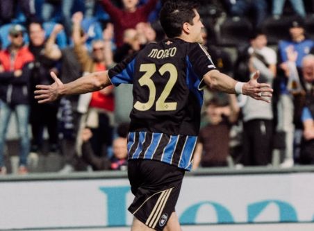Pisa mengalahkan Cagliari 3-1 dalam lanjutan Serie A. Brace Antonio Caracciolo mengakhiri 17 laga tanpa kemenangan dan menjaga harapan Pisa bertahan di Liga Italia.