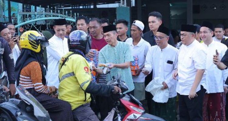 Wali Kota Ratu Dewa Bagikan Takjil Bersama Lazisnu PWNU Sumsel, Warga Palembang Antusias
