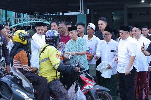 Wali Kota Ratu Dewa Bagikan Takjil Bersama Lazisnu PWNU Sumsel, Warga Palembang Antusias