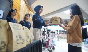 KAI Daop 2 Bandung Berikan Takjil Gratis untuk Penumpang KA Jarak Jauh Selama Masa Angkutan Lebaran 2026. Foto : viralsumsel.com