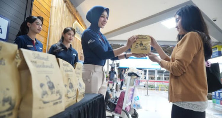 KAI Daop 2 Bandung Berikan Takjil Gratis untuk Penumpang KA Jarak Jauh Selama Masa Angkutan Lebaran 2026. Foto : viralsumsel.com