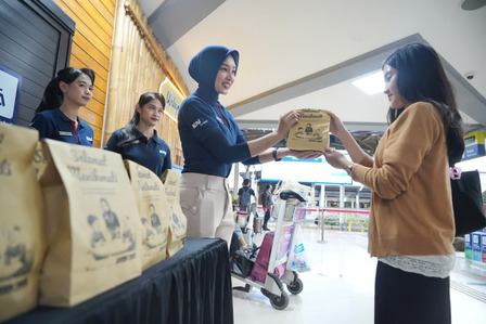 KAI Daop 2 Bandung Berikan Takjil Gratis untuk Penumpang KA Jarak Jauh Selama Masa Angkutan Lebaran 2026. Foto : viralsumsel.com