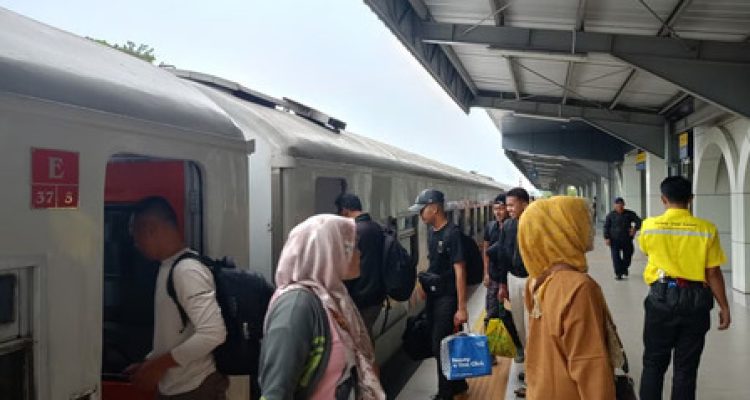 KAI Daop 2 Bandung Tingkatkan Pelayanan di Stasiun Cimahi. Foto : viralsumsel.com