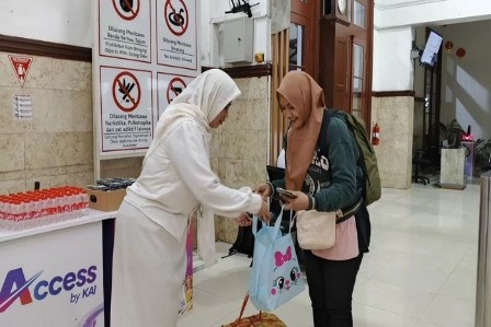 KAI Daop 9 Jember Sediakan Takjil dan Buka Puasa Gratis. Foto: viralsumsel.com