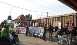 KAI Divre IV Tanjungkarang Ingatkan Masyarakat Dilarang Beraktivitas di Jalur Kereta Api. Foto: viralsumsel.com
