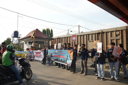 KAI Divre IV Tanjungkarang Ingatkan Masyarakat Dilarang Beraktivitas di Jalur Kereta Api. Foto: viralsumsel.com