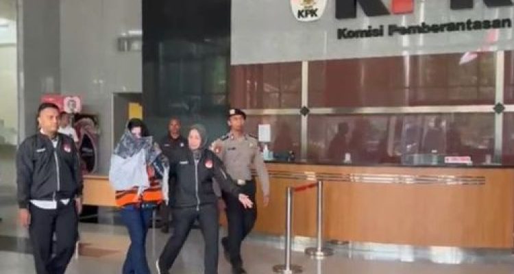 Bupati Pekalongan Fadia Arafiq Resmi Berompi Oranye KPK, Bantah Terlibat OTT dan Klaim Tak Ada Uang Disita