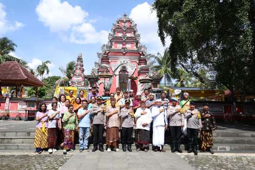 Kapolda Sumsel Perkuat Toleransi, Sambangi Komunitas Hindu Bali di Pura Agung Sriwijaya