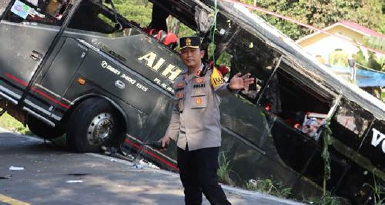 Kapolres Lahat Novi Edyanto Kendalikan Langsung Evakuasi Kecelakaan Bus Al-Hijrah di Gumai Talang
