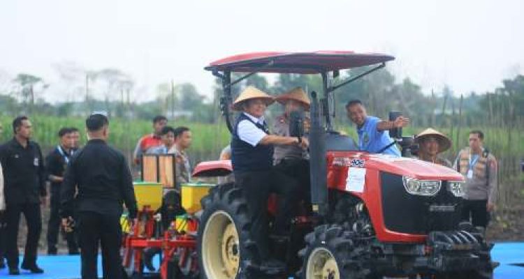 Herman Deru Dampingi Kapolri Tanam Jagung Serentak di Ogan Ilir