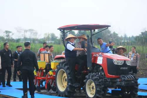 Herman Deru Dampingi Kapolri Tanam Jagung Serentak di Ogan Ilir
