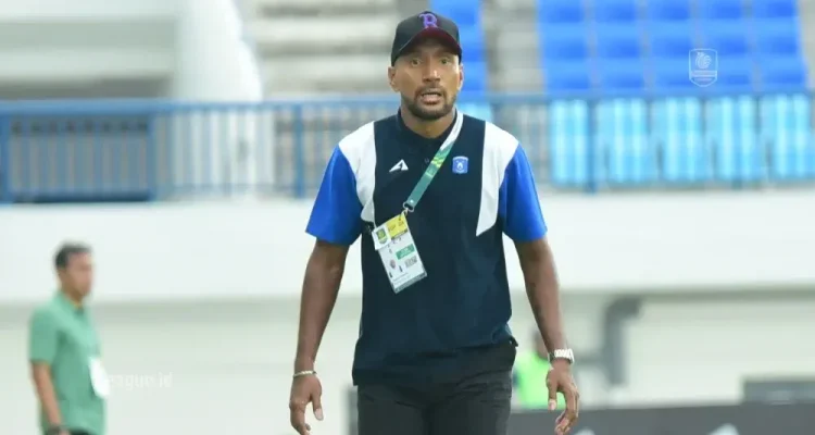 Leonard Tupamahu Lebih Menikmati Peran sebagai Pelatih Dibanding Manajer