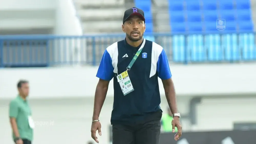 Leonard Tupamahu Lebih Menikmati Peran sebagai Pelatih Dibanding Manajer