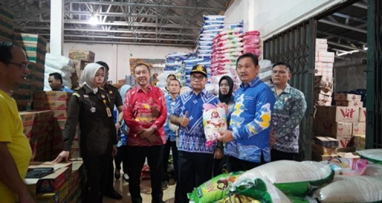 TPID OKI Sidak Agen Sembako di Pasar Kayuagung, Pastikan Stok Aman Jelang Lebaran