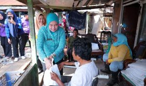 Ramadan Penuh Berkah, PKK dan DWP Palembang Salurkan Sembako untuk Warga TPA Sukawinatan