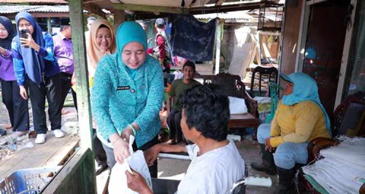 Ramadan Penuh Berkah, PKK dan DWP Palembang Salurkan Sembako untuk Warga TPA Sukawinatan