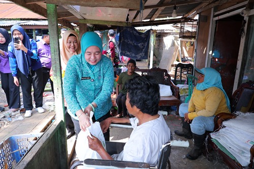 Ramadan Penuh Berkah, PKK dan DWP Palembang Salurkan Sembako untuk Warga TPA Sukawinatan