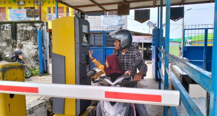 Pelindo Multi Terminal Parepare Terapkan Pembayaran Nontunai di Pintu Masuk Pelabuhan Nusantara. Foto: viralsumsel.com