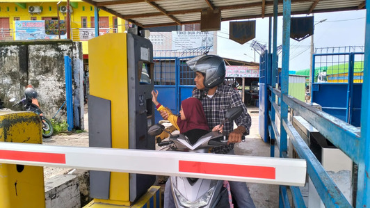 Pelindo Multi Terminal Parepare Terapkan Pembayaran Nontunai di Pintu Masuk Pelabuhan Nusantara. Foto: viralsumsel.com