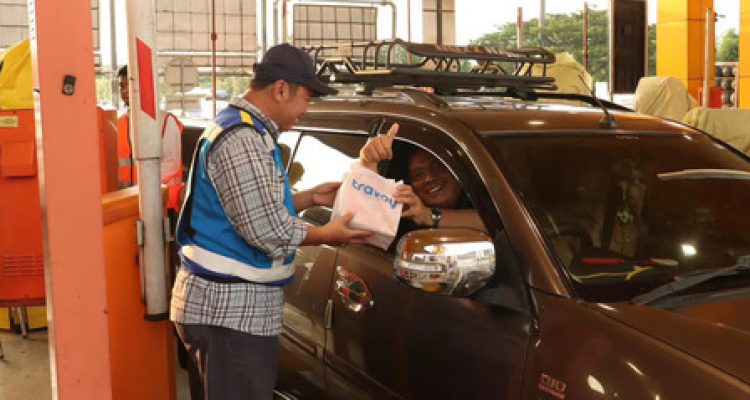 Semarakkan Ramadan 1447H, JTT Bagikan Ribuan Paket Takjil di Gerbang Tol Trans Jawa. Foto : viralsumsel.com