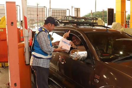 Semarakkan Ramadan 1447H, JTT Bagikan Ribuan Paket Takjil di Gerbang Tol Trans Jawa. Foto : viralsumsel.com