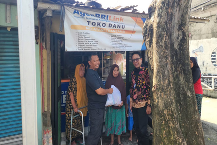 Sinergi Kebaikan: BRI Jakarta Kalimalang dan Agen BRILink Toko Danu Bagikan Sembako untuk Warga Duren Sawit. Foto: viralsumsel.com
