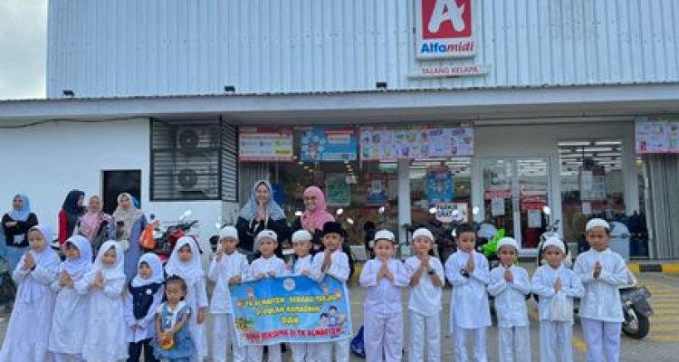 Tanamkan Nilai Berbagi, Anak-Anak TK Al-Hafiz Palembang Bagikan Takjil