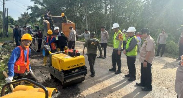 Pemkab Muba dan Polres Gelar Aksi Tambal Jalan hingga Bersih Lingkungan di Sekayu