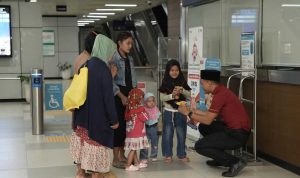 LRT Jabodebek Bagikan 3.150 Paket Takjil di 14 Stasiun Selama Ramadan. Foto: viralsumsel.com
