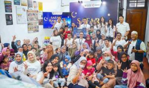 Bantuan Bagi Anak Penyandang Kanker dalam Rangkaian Safari Ramadan MIND ID. Foto: viralsumsel.com