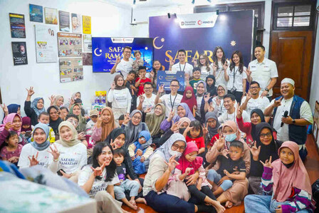 Bantuan Bagi Anak Penyandang Kanker dalam Rangkaian Safari Ramadan MIND ID. Foto: viralsumsel.com
