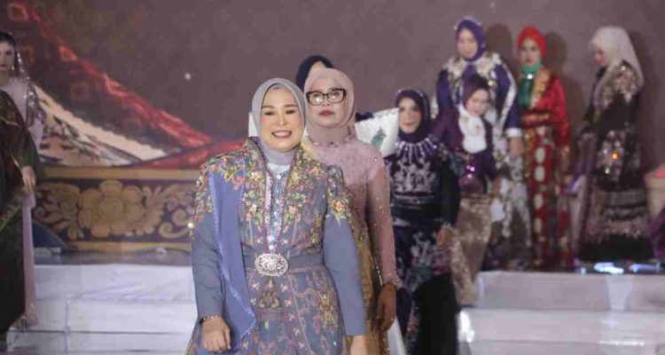 Ketua PKK Palembang Tampil Memukau Kenakan Songket Khas Sriwijaya di Fashion Show Wastra Sumsel