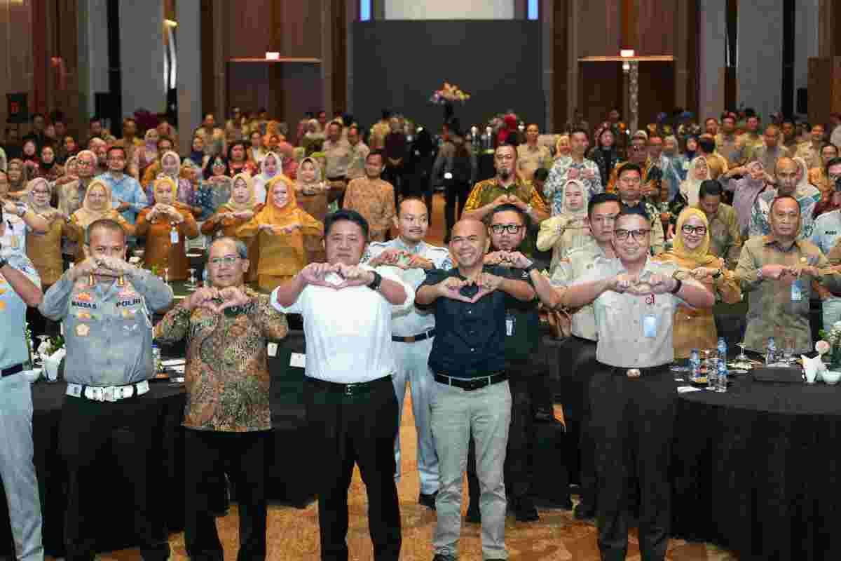 Gubernur Sumsel Herman Deru resmi meluncurkan aplikasi SIGUNTANG untuk meningkatkan kepatuhan pajak kendaraan. Inovasi digital ini diharapkan mampu mendongkrak PAD daerah.