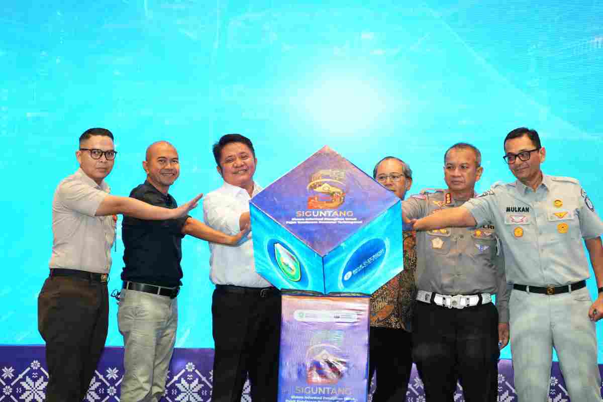 Gubernur Sumsel Herman Deru resmi meluncurkan aplikasi SIGUNTANG untuk meningkatkan kepatuhan pajak kendaraan. Inovasi digital ini diharapkan mampu mendongkrak PAD daerah.