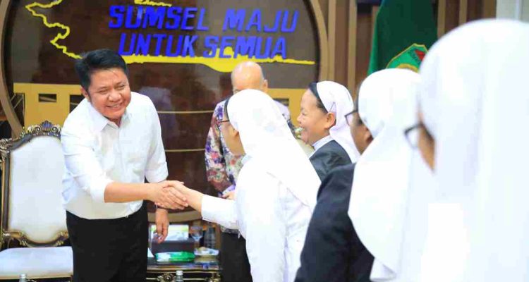 Gubernur Sumsel Herman Deru apresiasi 100 tahun Kongregasi Suster Charitas. RS Charitas dinilai konsisten memberikan pelayanan kesehatan inklusif bagi masyarakat.