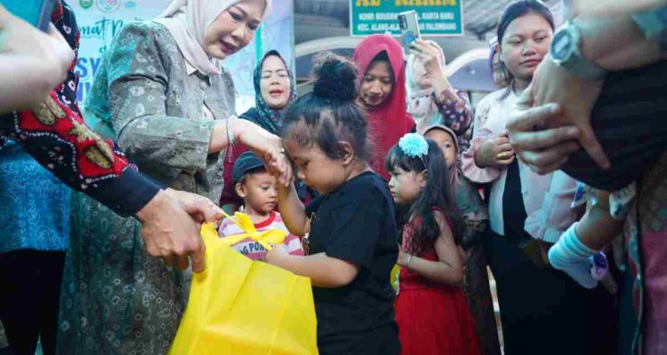 Feby Deru Bagikan Makanan Bergizi di Posyandu, Dorong Percepatan Penurunan Stunting di Sumsel
