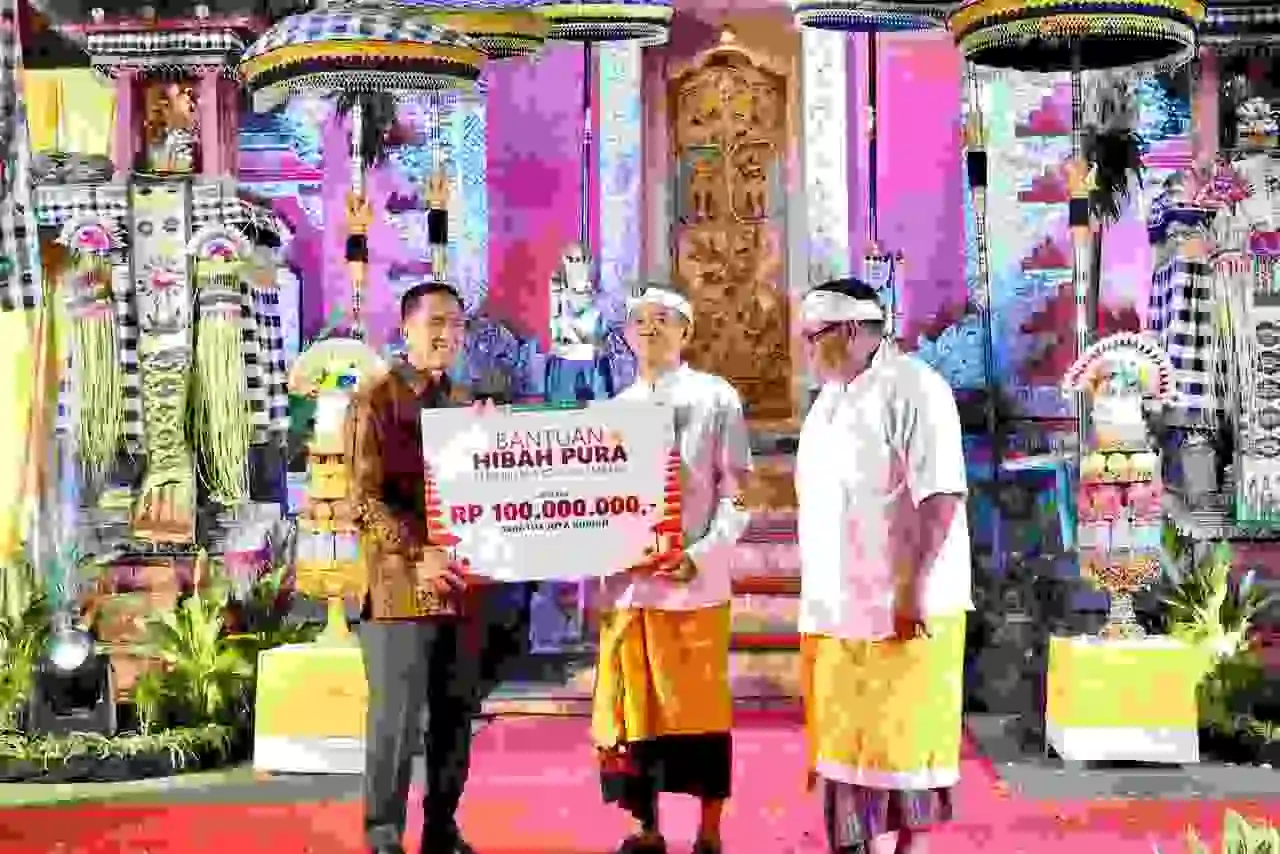 Ratu Dewa Serahkan Bantuan Operasional Pura di Perayaan Dharma Santi Nyepi 2026