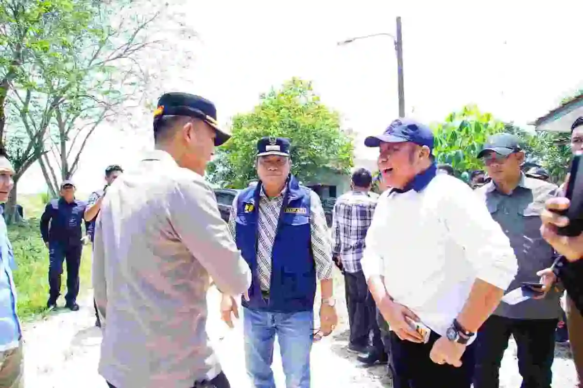 Tinjau Kebakaran Sumur Minyak di Keluang, Herman Deru dan Bupati Muba Bahas Solusi untuk Warga
