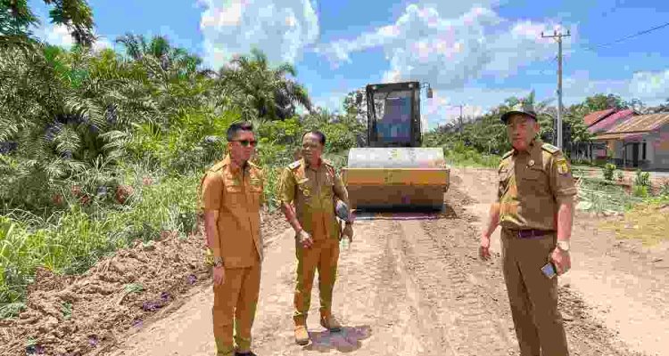 Aksi Nyata! Jalan Desa Mendis Jaya Dibangun Bersama Warga dan Perusahaan