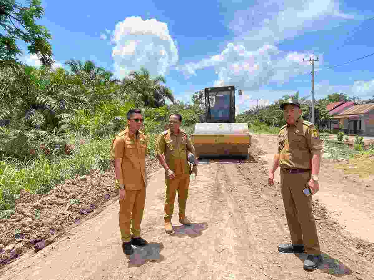 Aksi Nyata! Jalan Desa Mendis Jaya Dibangun Bersama Warga dan Perusahaan