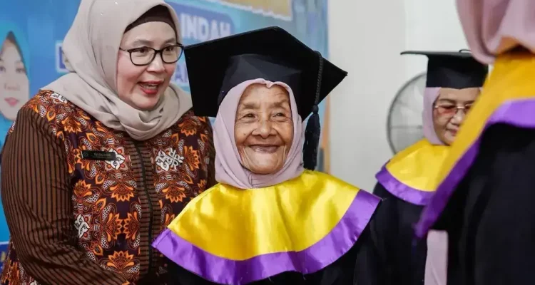 Wisuda Sekolah Lansia Muba, Patimah Toha: Lansia Adalah Aset, Bukan Beban