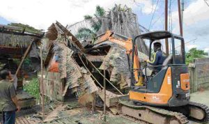 Satpol PP Palembang Bongkar Pondok Liar di DAS Sungai Udang Jakabaring, Bangunan Disebut Berulang Kali Berdiri Kembali