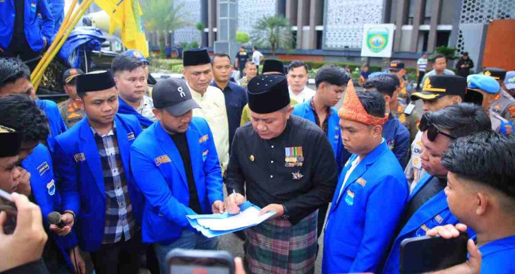 Gubernur Herman Deru Temui Massa PMII, Tegaskan Komitmen Transparansi Anggaran dan Perbaikan Infrastruktur