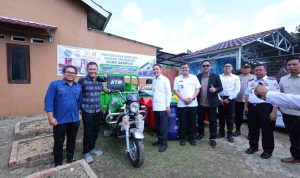 Ratu Dewa Serahkan Bantuan untuk 25 Bank Sampah Aktif di Palembang