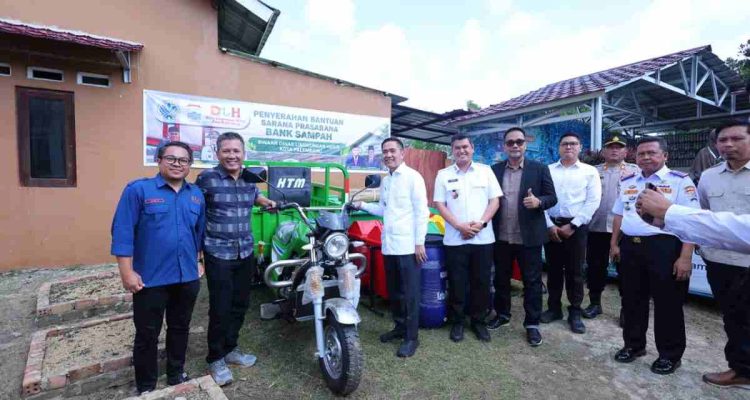 Ratu Dewa Serahkan Bantuan untuk 25 Bank Sampah Aktif di Palembang