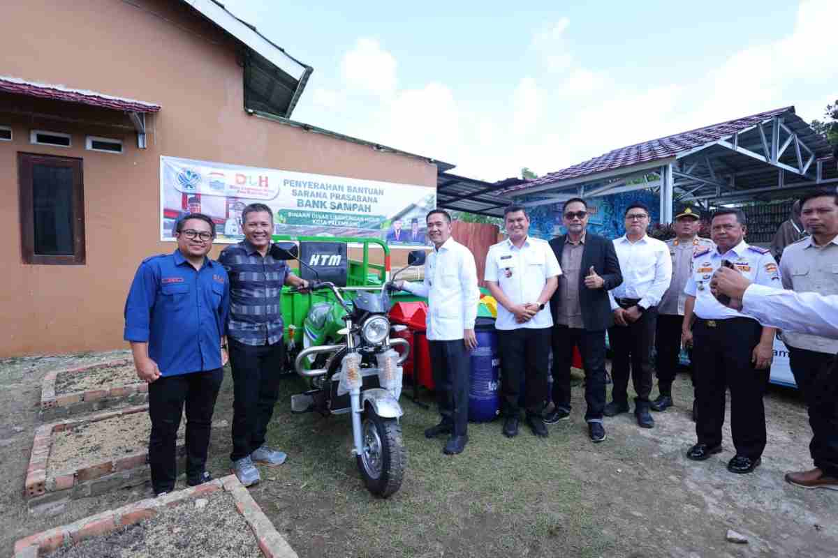 Ratu Dewa Serahkan Bantuan untuk 25 Bank Sampah Aktif di Palembang