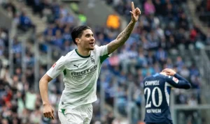 Kevin-Diks-Gladbach-vs-Hoffenheim-4-0-Bundesliga Kevin Diks Cetak Gol Roket, Gladbach Bungkam Hoffenheim 4-0