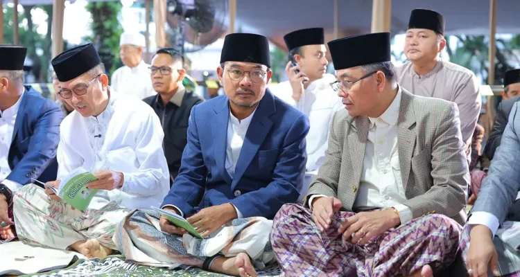 Ratu Dewa dan Prima Salam Salat Iduladha Bersama Ribuan Jemaah di Masjid Agung Palembang, Ajak Warga Maknai Pengorbanan