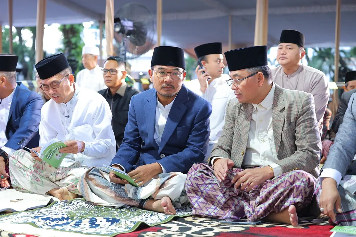 Ratu Dewa dan Prima Salam Salat Iduladha Bersama Ribuan Jemaah di Masjid Agung Palembang, Ajak Warga Maknai Pengorbanan